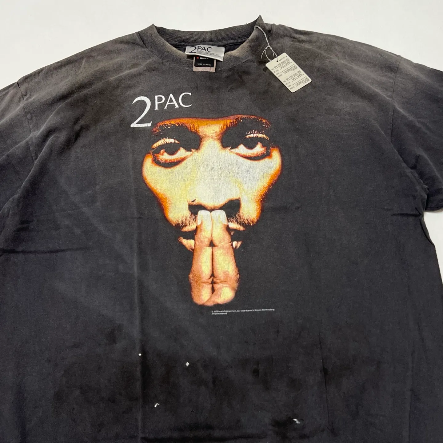 SAINT Mxxxxxx × 2PAC 2PC_SS TEE/2PAC/BLK 2PAC co-branded model 2PAC character TEE washed black S-XL A blockbuster co-branded project by the legendary hip-hop artist 2PAC The printing part refers to the iconic graphics on the cover of 2PAC's albums "R U Still Down" and "Shakur" The entire garment is rewashed and distressed/holes processed Printing cracked effect The ceiling of New Vintage 2PAC powder is a must-have